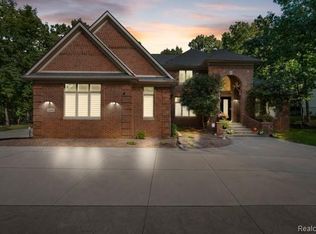 2490 Island View Dr, West Bloomfield, MI 48324