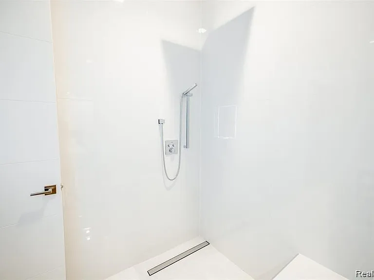 400 S Old Woodward Ave #207 — Photo 5