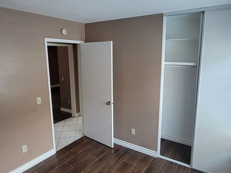 Second bedroom 10x10 Pic 2