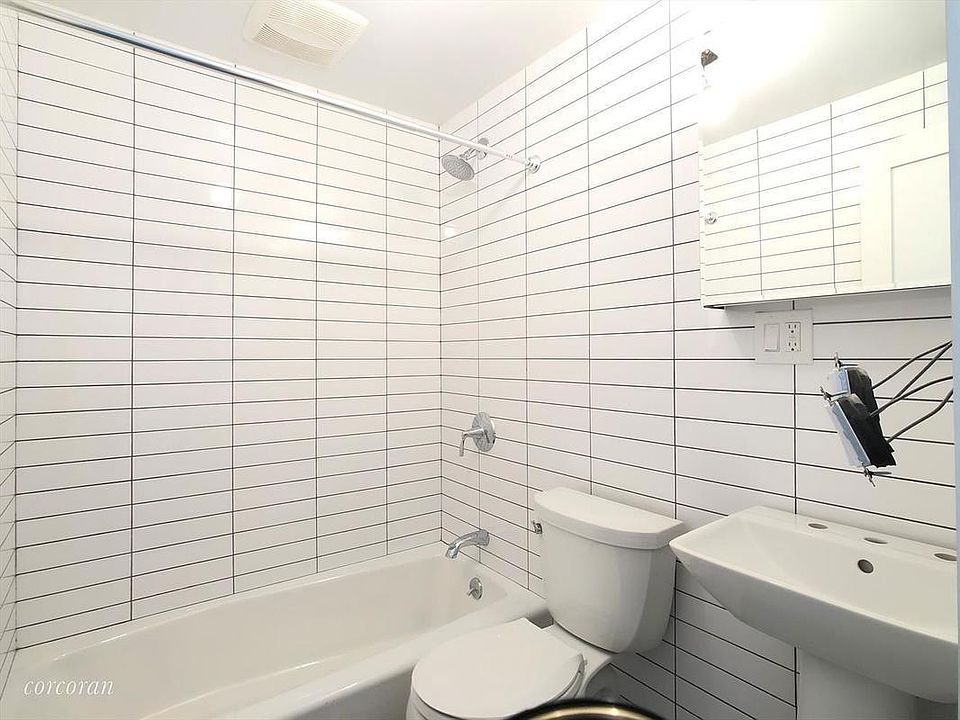 2nd image of 609 Warren St APT 2