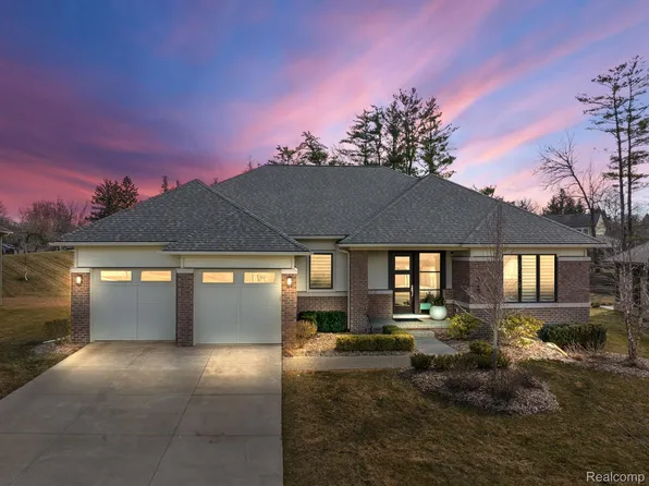 7315 Meadowlake Hills Dr, Bloomfield Hills, MI 48301