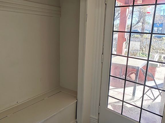 3rd image of 539 E 9th St #B-1ba-450sqft