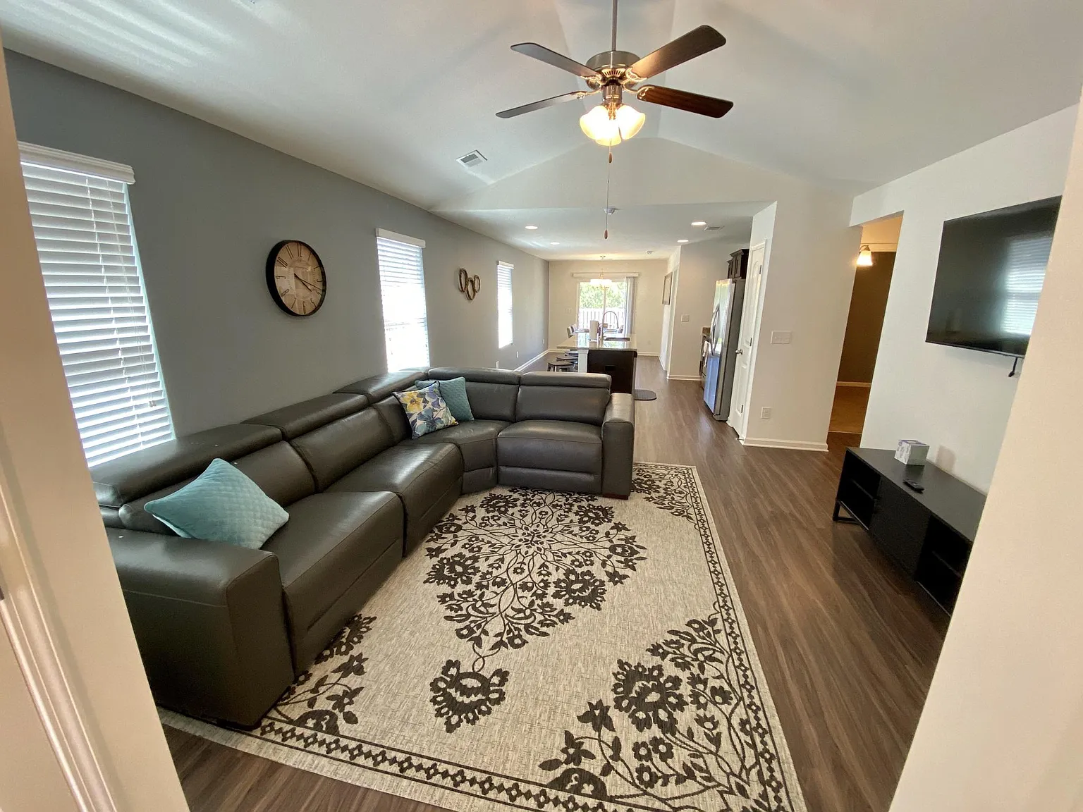 3 bed, 1504 sqft, $3,345 — Photo 3