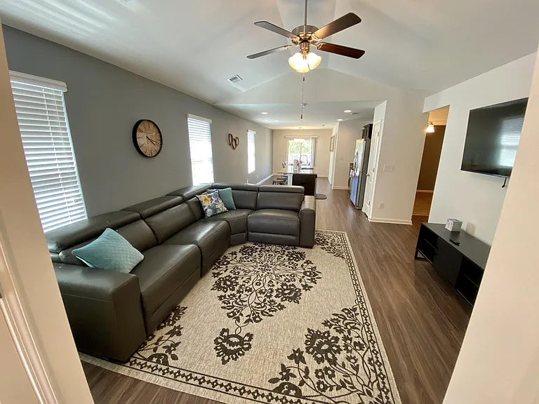 561 Reading Ln — Photo 3