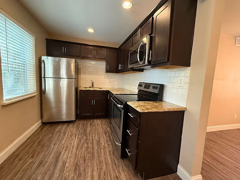 1740 NW 17th St #4 — Photo 3