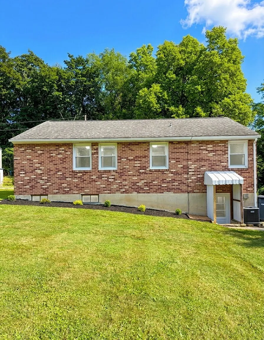 3 bed, 1.0 bath, 1102 sqft, $1,695 — Photo 4