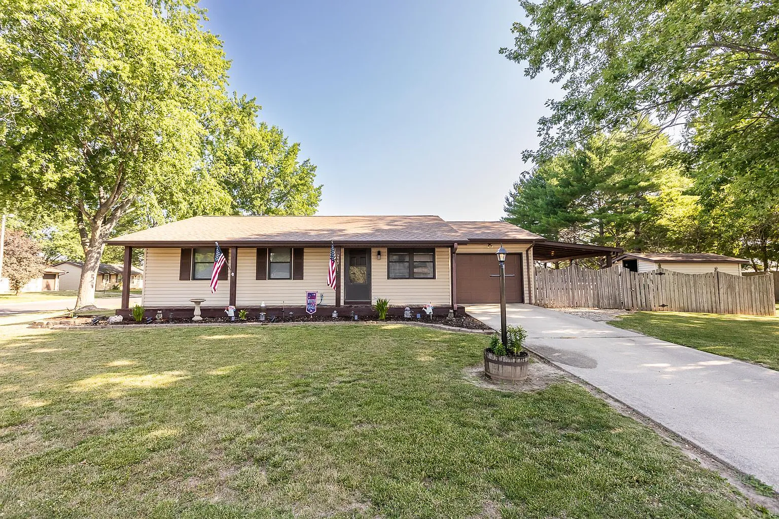 223 Laura St photo 1