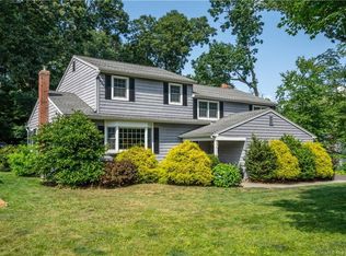 20 Munnisunk Dr, Simsbury, CT 06070