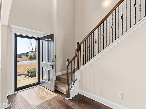 3rd image of 400 Avery Ct