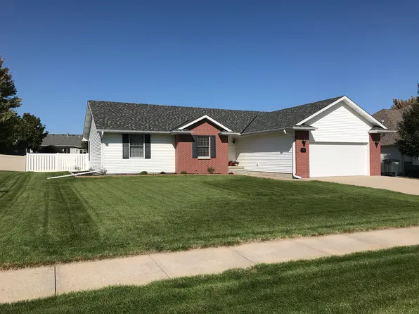 712 Leisure Ln, Hastings, NE 68901