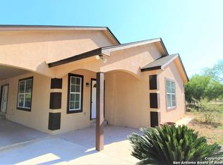 640 County Road 6751, Devine, TX 78016
