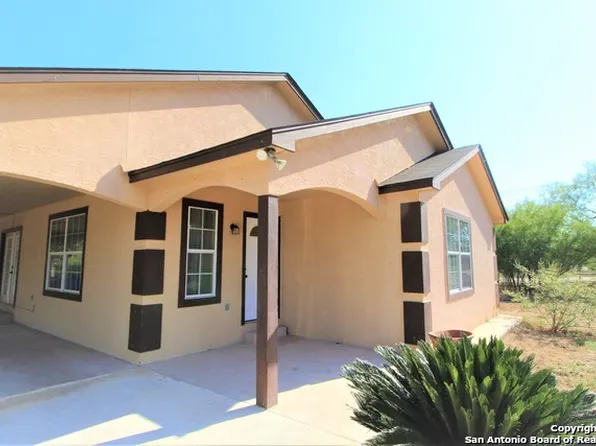 640 COUNTY ROAD 6751, Devine, TX 78016