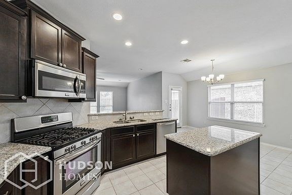 5th image of 928 Lake Woodland Dr