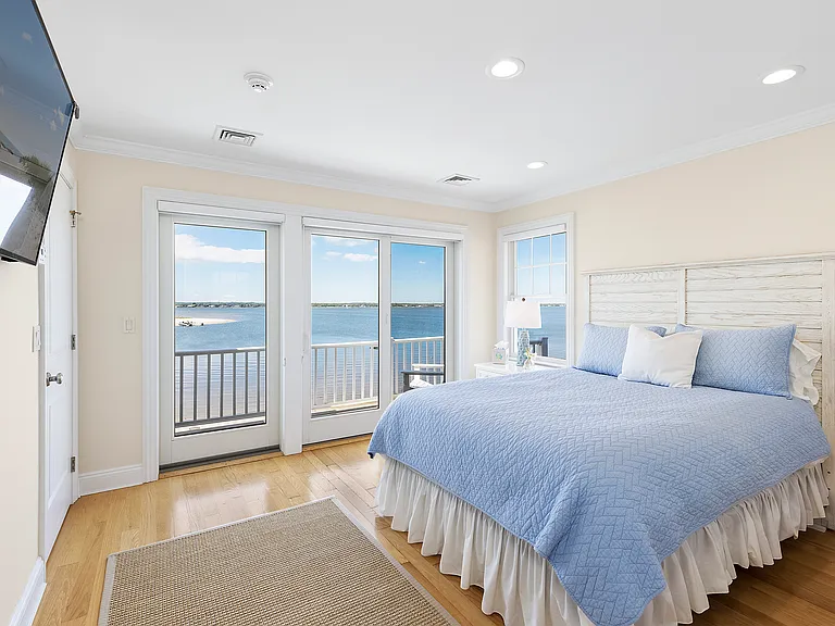 708 Dune Rd — Photo 12
