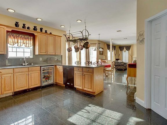 4th image of 27 Mark Twain Ln