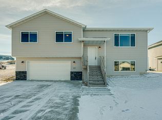 405 Cobblestone Loop SW, Mandan, ND 58554