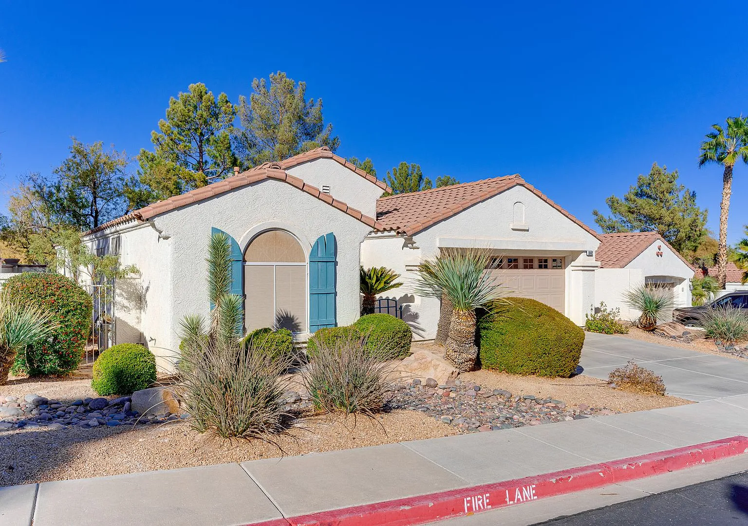 Wonderful 3 Bedroom Plus Den 1 Story Home. Casita With Own Bathroom! Gated Community! — Photo 3