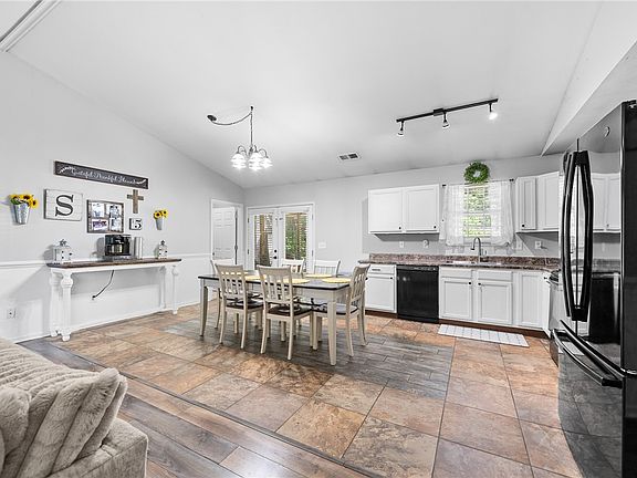 5th image of 208 Redfern Ct