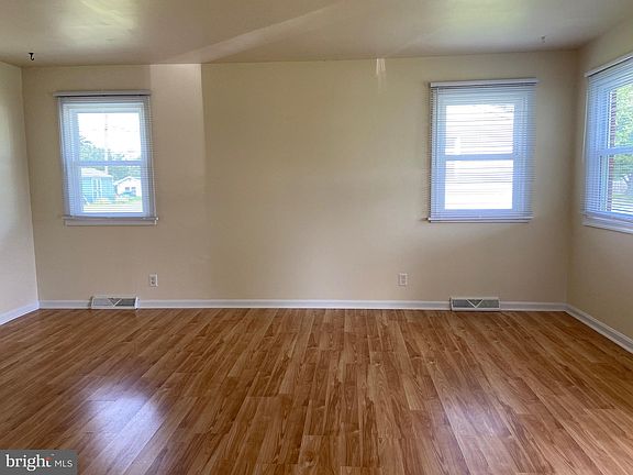 4th image of 1102 Amherst Ave