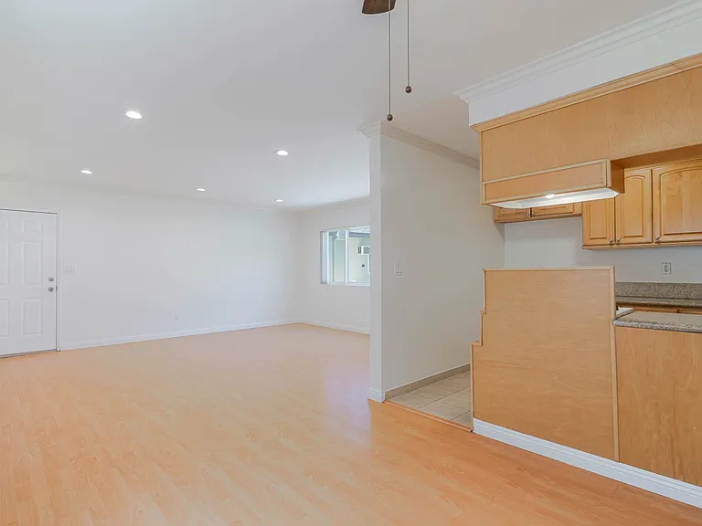 340 W Doran St #8 — Photo 7