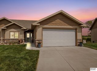 1094 Prairie Hill Cir, Louisville, NE 68048