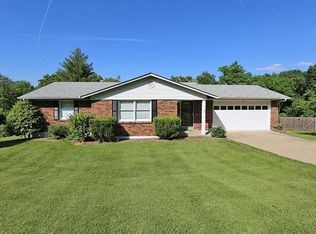 370 Beaver Lake Dr, Saint Charles, MO 63303