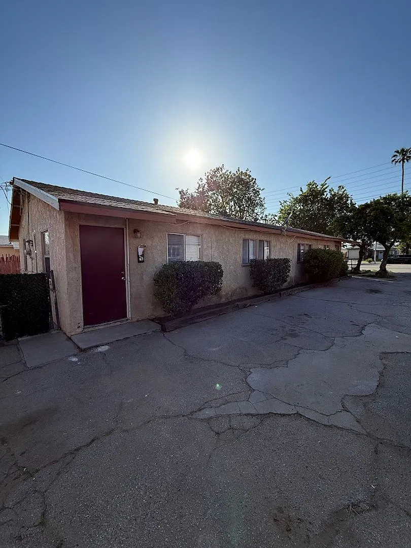 Remodeled 2 Bedroom, 1 Bathroom Unit (back side of duplex) in Sylmar! Ready for Move-In! — Photo 1