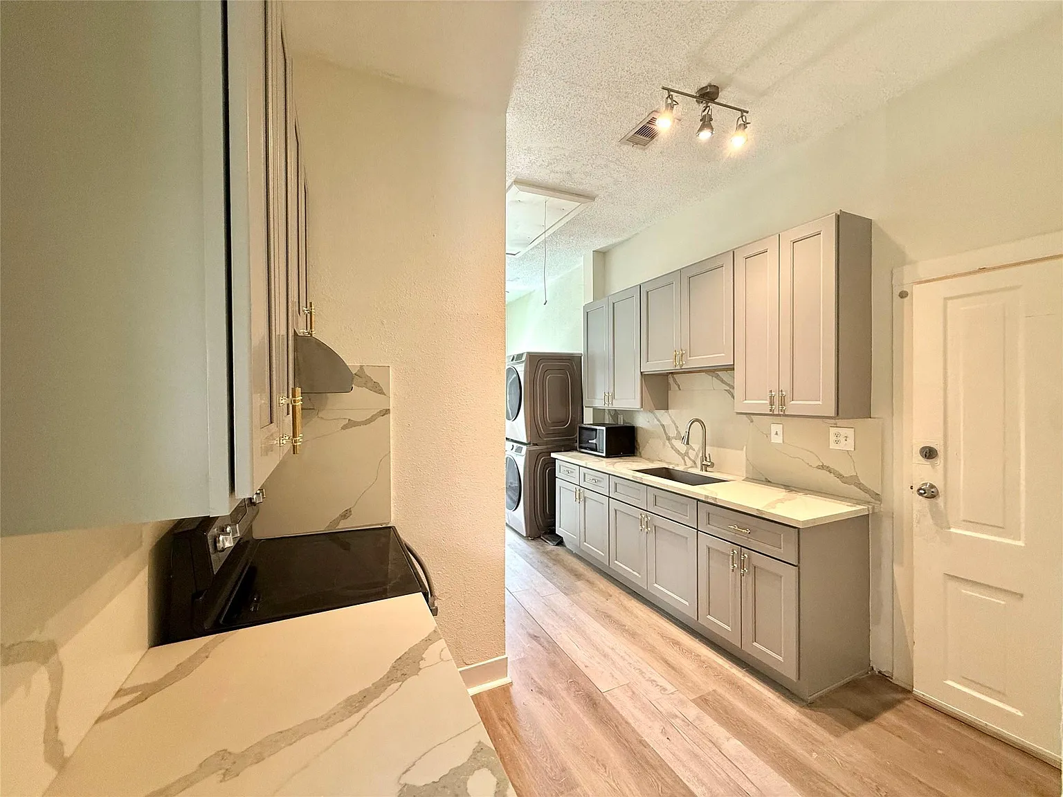 2 bed, 1.0 bath, 700 sqft, $1,350 — Photo 3