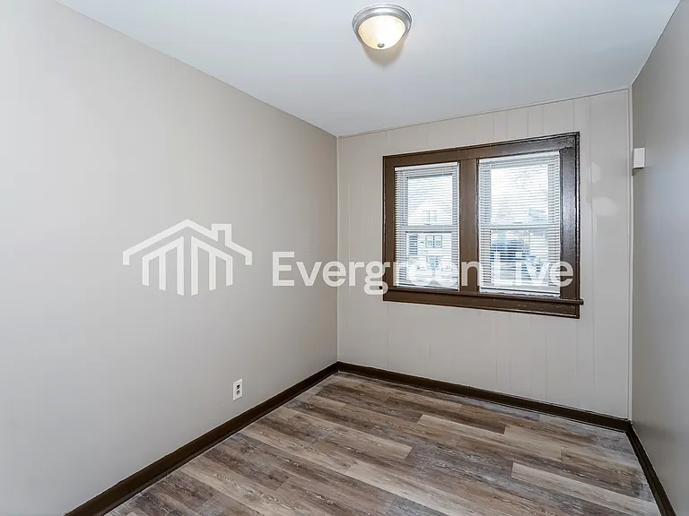 5147 N 58th St — Photo 6