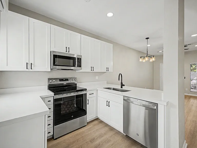1601 N Saba St — Photo 6