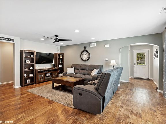 3rd image of 717 Prairie Dr