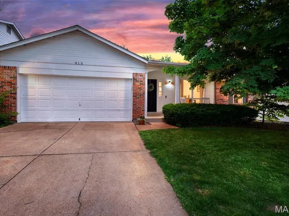 913 Peace Haven Dr, Saint Louis, MO 63125