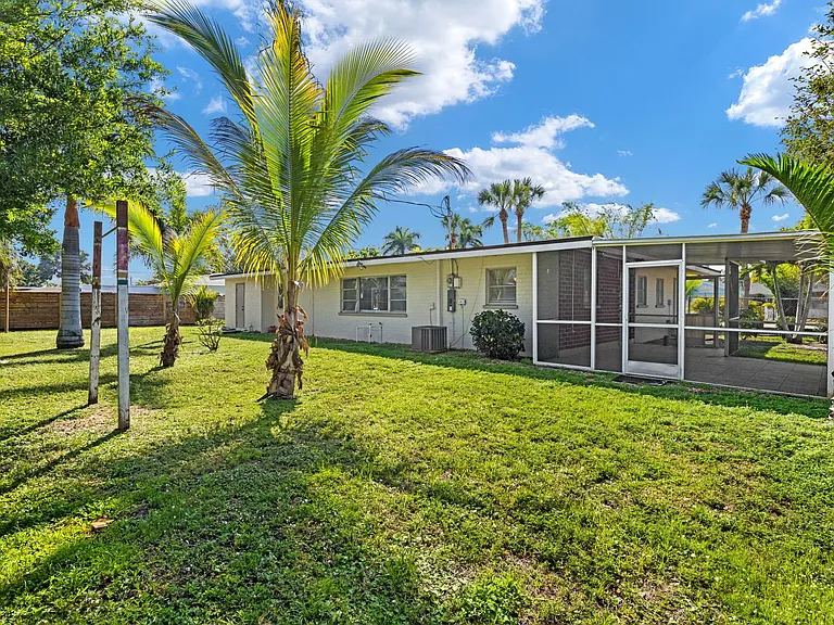 1561 Maravilla Ave — Photo 26