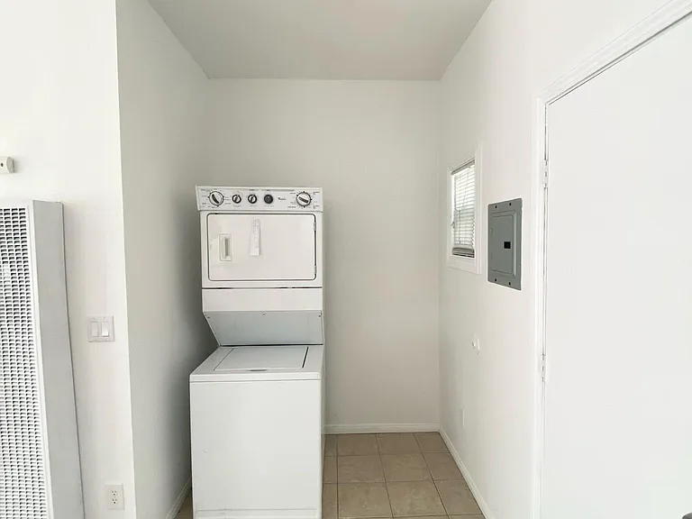 720 E 8th St #6 — Photo 5