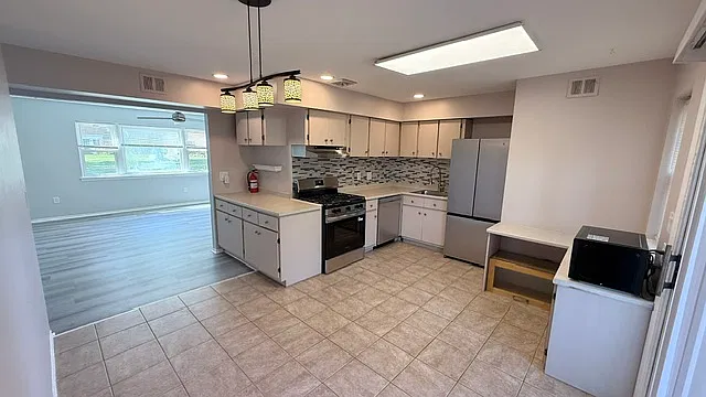2 bed, 950 sqft, $2,300 — Photo 3