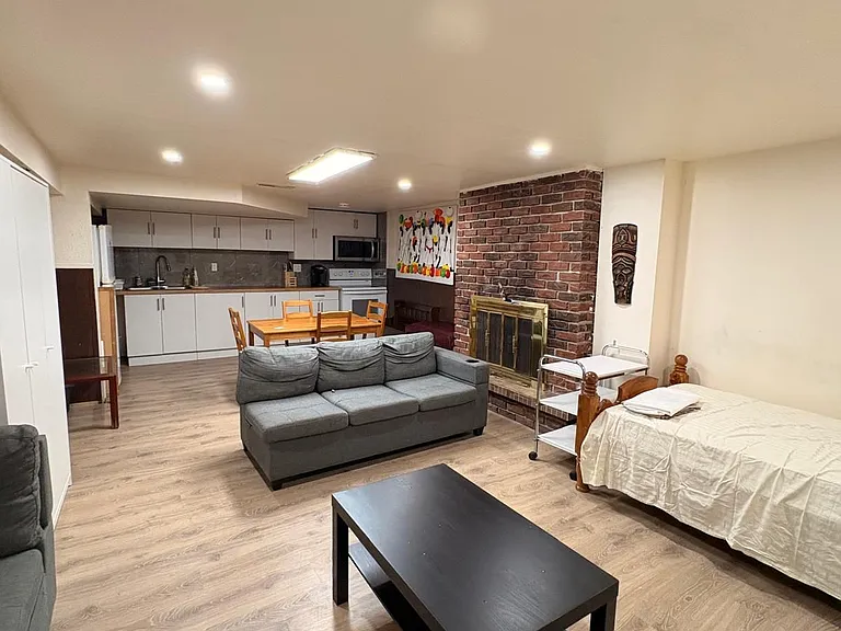 34 Shoreland Cres #B — Photo 6