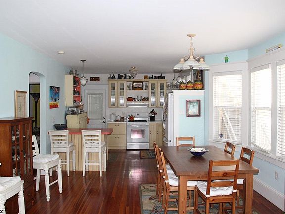 5th image of 857 Pelham Pl