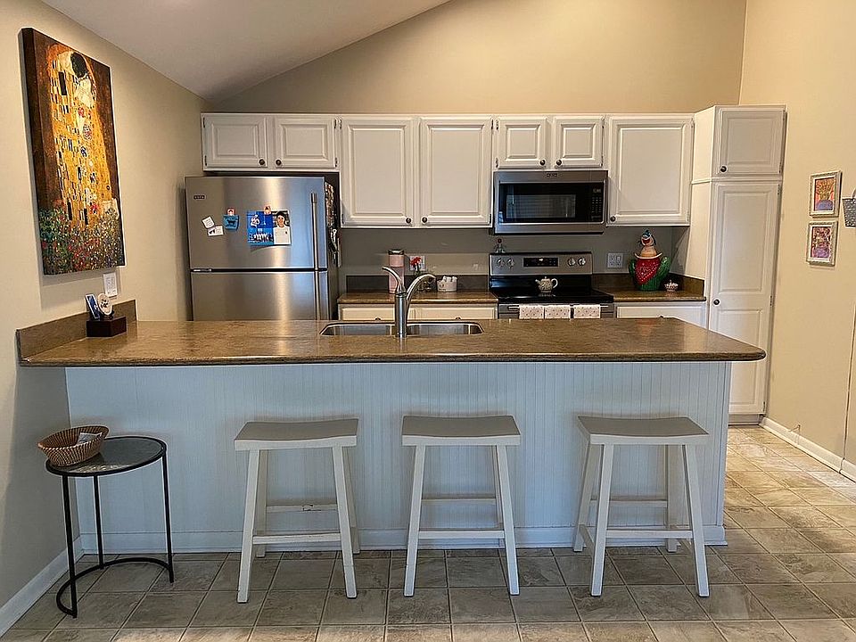 Huge kitchen peninsula 