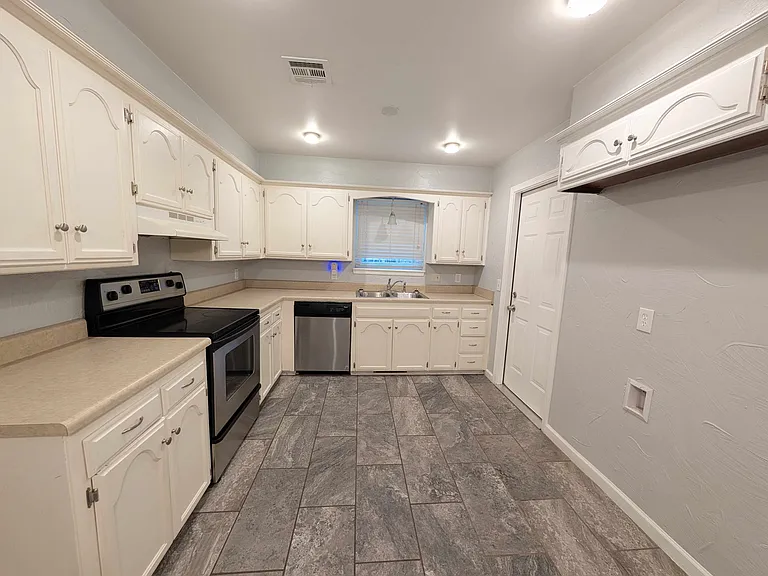 2412 SE 51st St — Photo 4