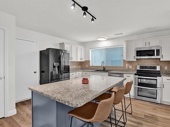 4th image of 2408 Eisenhower Dr