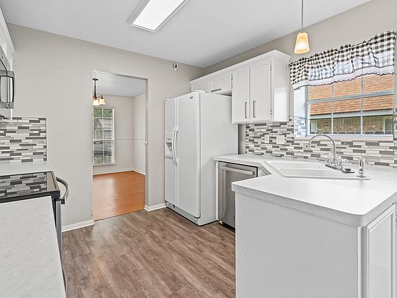 4th image of 406 Gina Dr