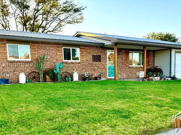 1313 S Chickasaw St, Satanta, KS 67870