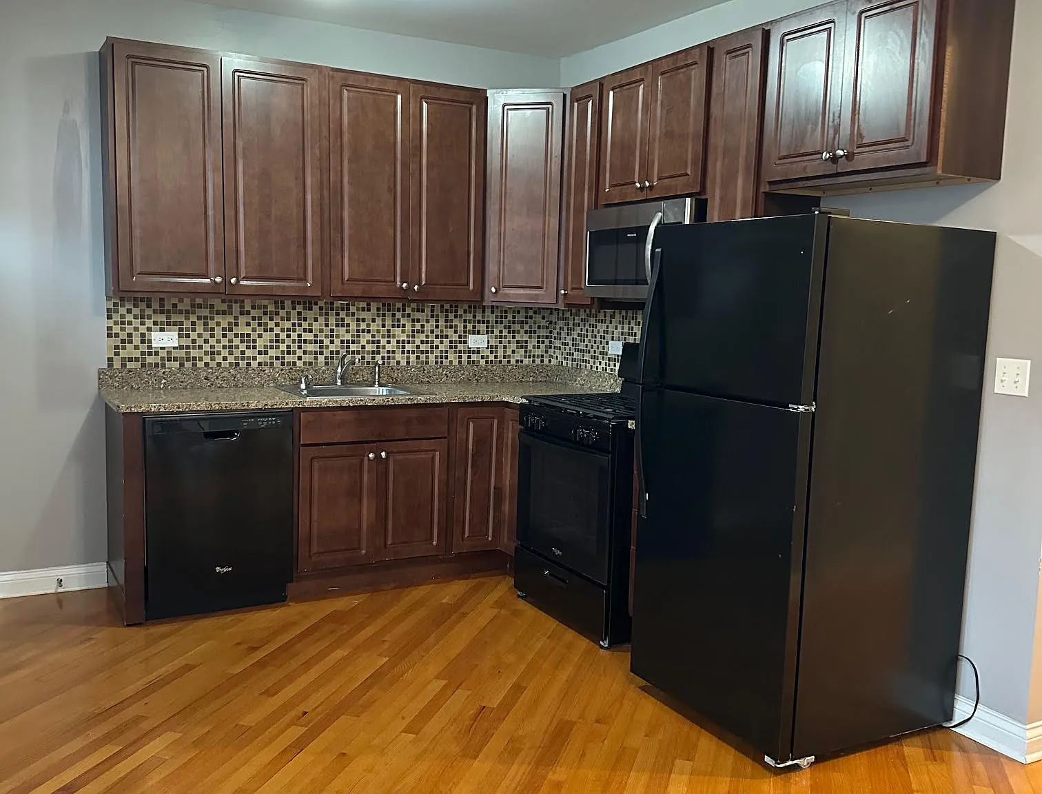 2 bed, 1000 sqft, $2,050 — Photo 2