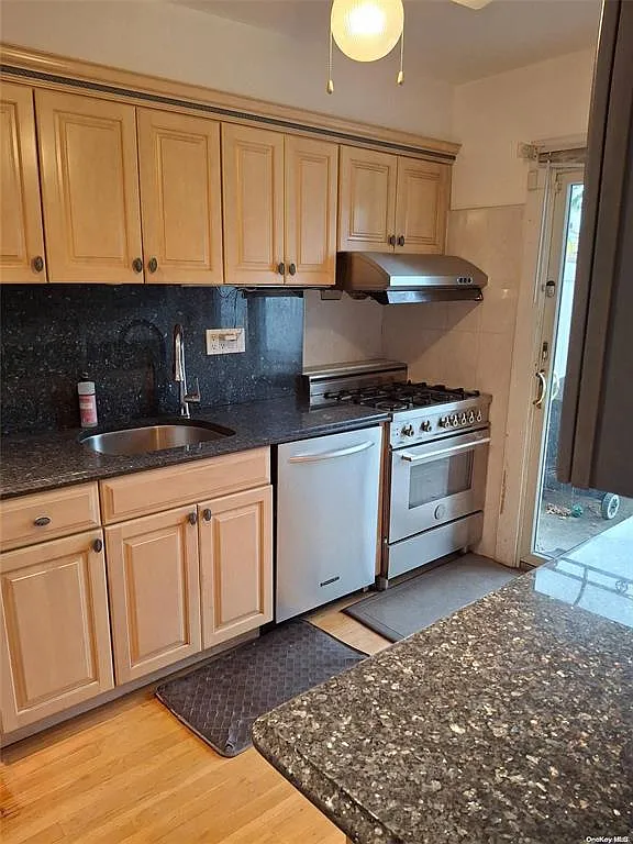 3 bed, 2.5 bath, 1828 sqft, $4,100 — Photo 3