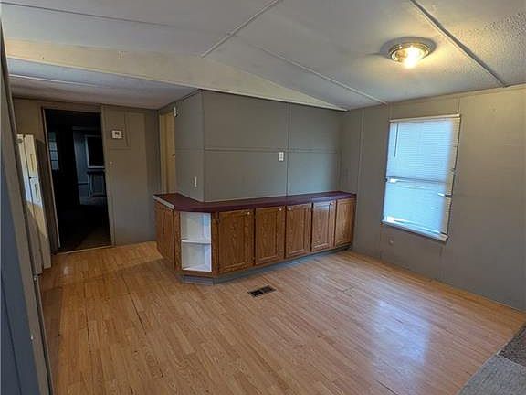 4th image of 203 W 4th St