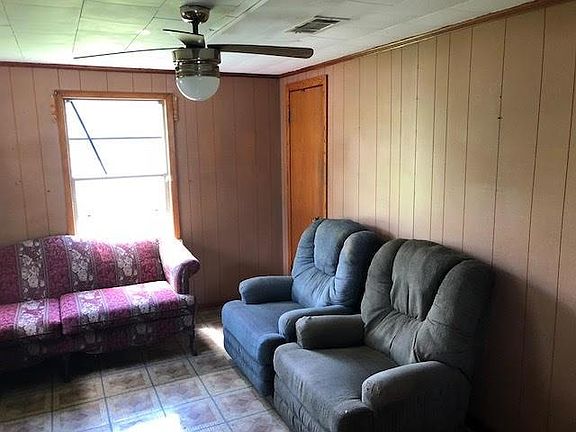 3rd image of 221 Apricot St