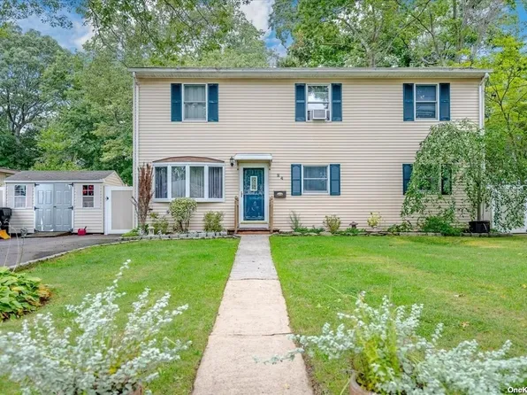 24 Malts Ave, West Islip, NY 11795