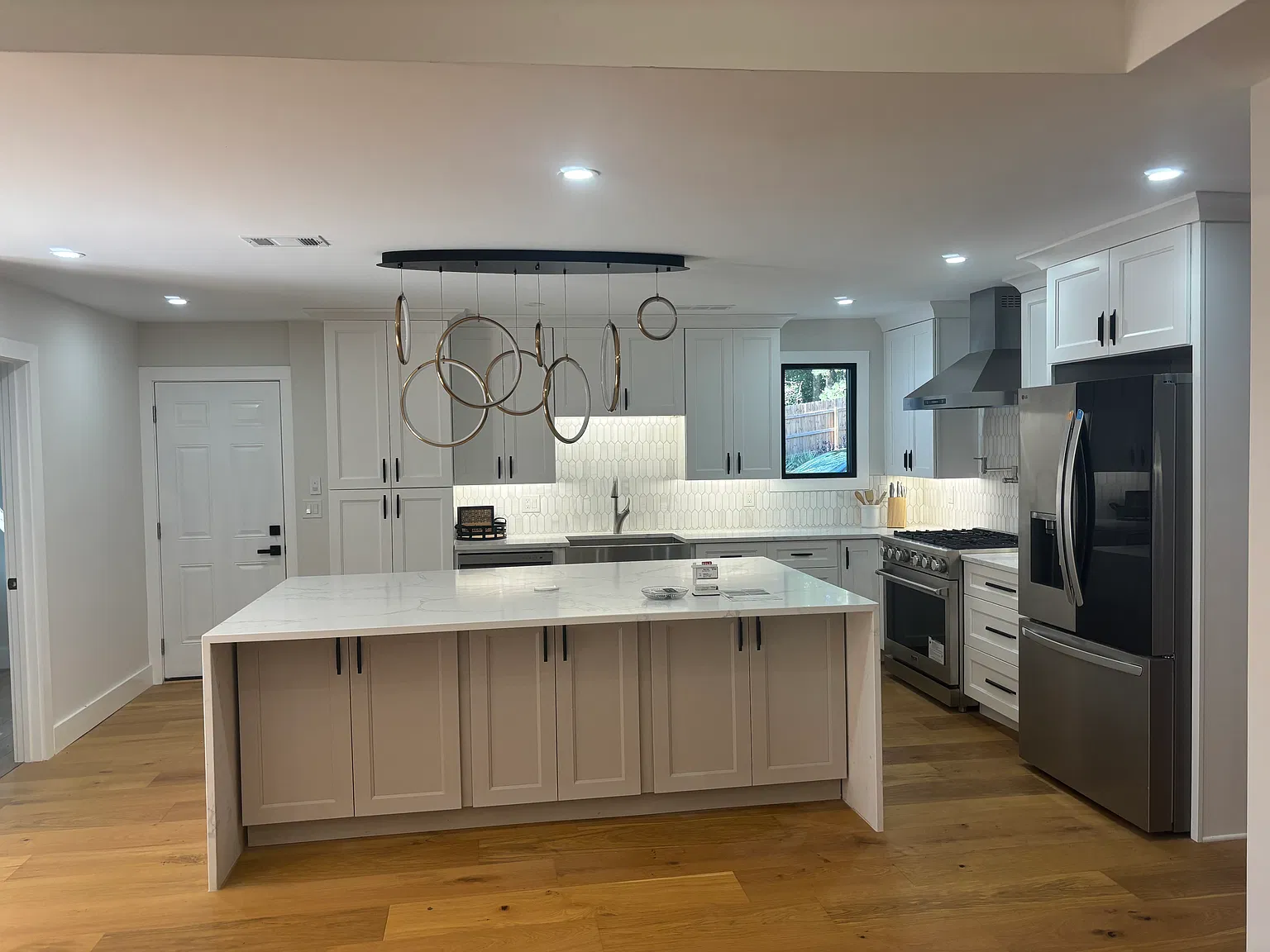 4 bed, 3.5 bath, 4699 sqft, $4,000 — Photo 4