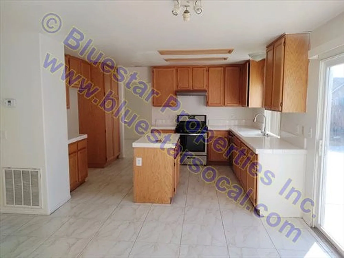6 bedroom home! Available Now! — Photo 4