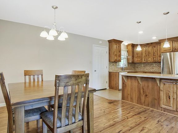 5th image of 350 Broadview St